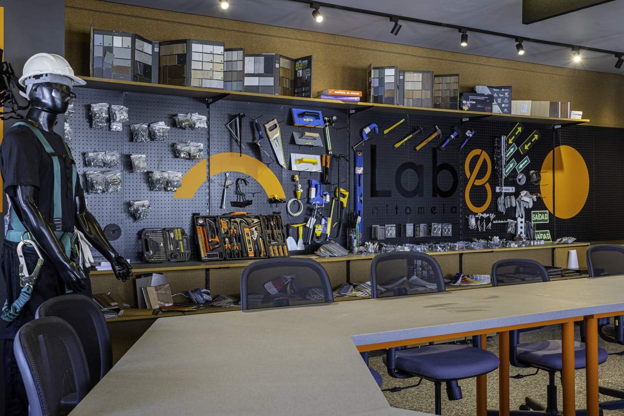 Parede de ferramentas e materiais do estúdio Lab86